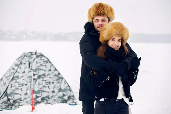Αγαπημένο ζευγάρι σε χειμωνιάτικο πανί που στέκεται στον πάγο — Φωτογραφία Αρχείου