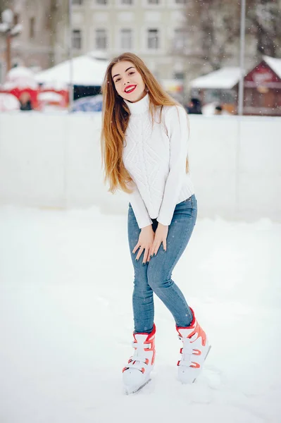 Χαριτωμένο και όμορφο κορίτσι σε ένα λευκό πουλόβερ σε μια χειμερινή πόλη — Φωτογραφία Αρχείου