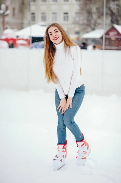 Menina bonito e bonito em uma camisola branca em uma cidade de inverno — Fotografia de Stock