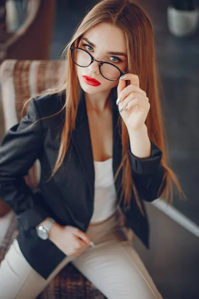 Chica de moda en un café — Foto de Stock