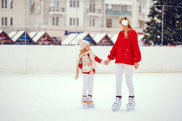 Família bonito e bonito em uma cidade de inverno — Fotografia de Stock