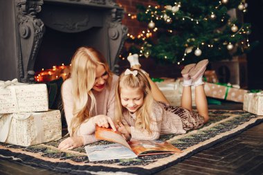 Evde güzel bir kızı olan bir anne.