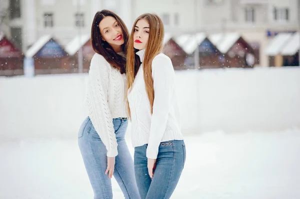 Chica joven en un suéter blanco de pie en un parque de invierno — Foto de Stock