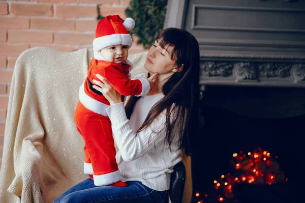 Mutter mit Sohn sitzt zu Hause — Stockfoto