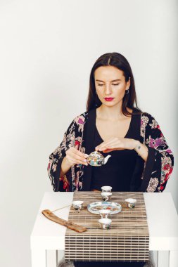 Güzel kız bir stüdyoda bir çay içme