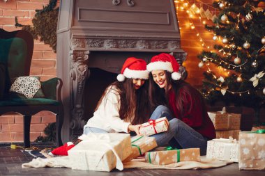 Güzel kızlar stüdyoda eğlenir.