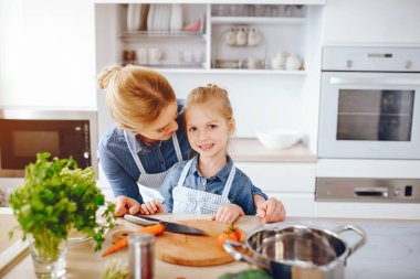 Anne ile kızı mutfakta