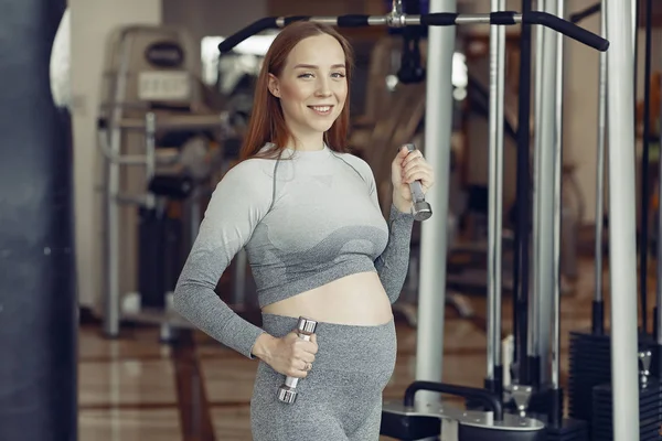 Zwangere vrouw training in een sportschool — Stockfoto