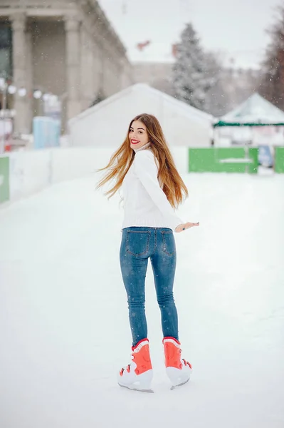 Menina bonito e bonito em uma camisola branca em uma cidade de inverno — Fotografia de Stock