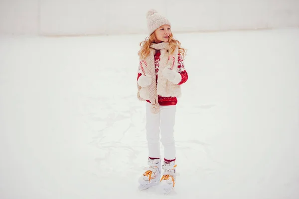 Menina bonito e bonito em uma cidade de inverno — Fotografia de Stock