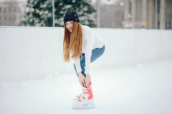 Menina bonito e bonito em uma camisola branca em uma cidade de inverno — Fotografia de Stock