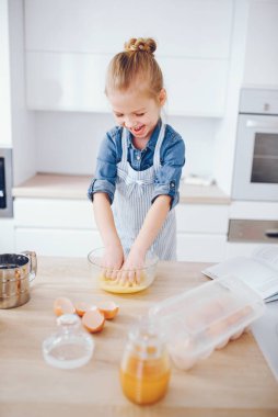 Bir mutfak, küçük kız