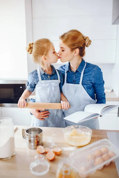 Mãe com filha na cozinha — Fotografia de Stock