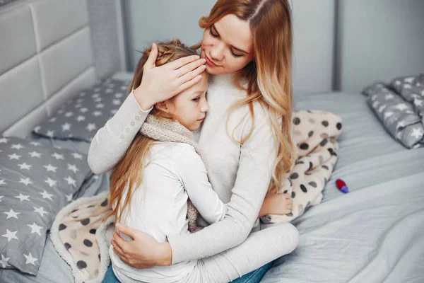 Madre con su hija enferma en un dormitorio — Foto de Stock