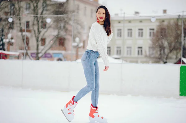 Χαριτωμένο και όμορφο κορίτσι σε ένα λευκό πουλόβερ σε μια χειμερινή πόλη — Φωτογραφία Αρχείου