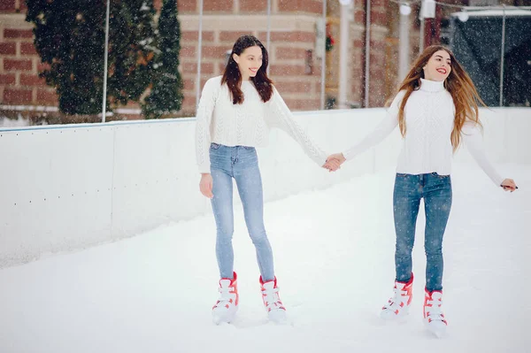 Chicas lindas y hermosas en un suéter blanco en una ciudad de invierno —  Fotos de Stock