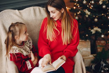 Evde güzel bir kızı olan bir anne.