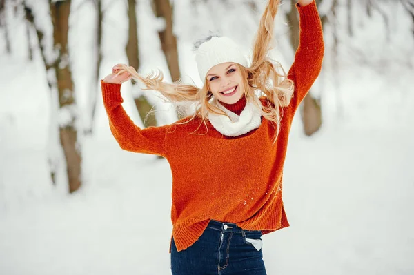 Schöne Mädchen in einem niedlichen orangefarbenen Pullover — Stockfoto