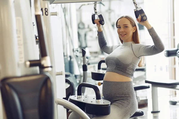 Zwangere vrouw training in een sportschool — Stockfoto