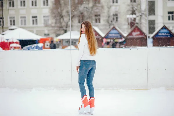Aranyos és gyönyörű lány fehér pulóverben egy téli városban. — Stock Fotó