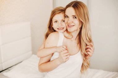 Sevimli sarışın kızı annesiyle