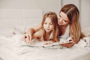 Sevimli sarışın kızı annesiyle