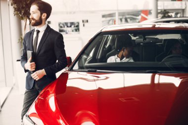 Bir araba salonunda şık siyah kadın