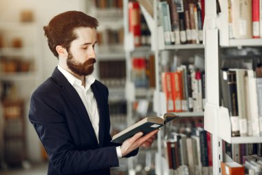 Kütüphanede yakışıklı adam çalışma