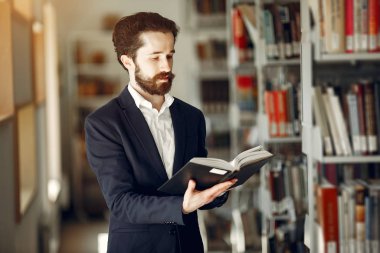 Kütüphanede yakışıklı adam çalışma