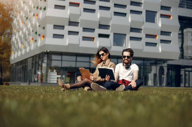 Bir şehirde yakışıklı adam çalışma