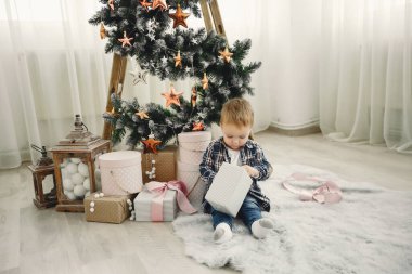 Noel ağacının yanında oturan sevimli bir aile.
