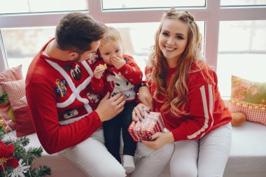 Sevimli genç aile evde oturan