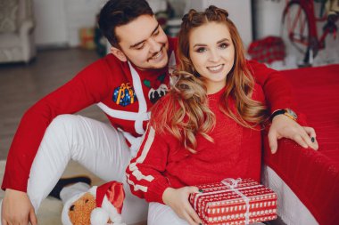 Noel ağacının yanında oturan sevimli bir aile.