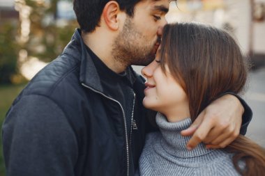 Güzel bir çift yaz şehrinde vakit geçirir.