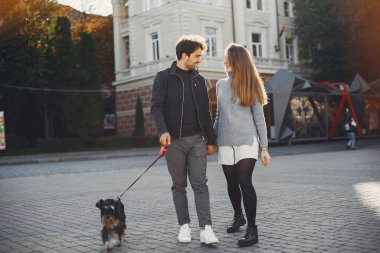 Güzel bir çift yaz şehrinde vakit geçirir.