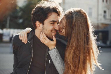 Güzel bir çift yaz şehrinde vakit geçirir.