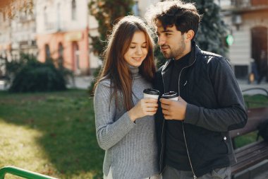Güzel bir çift yaz şehrinde vakit geçirir.