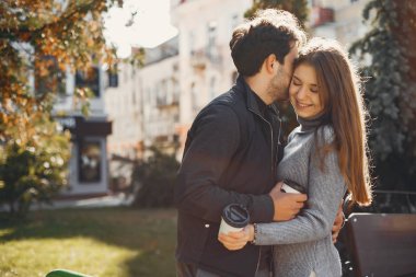 Güzel bir çift yaz şehrinde vakit geçirir.