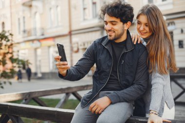 Güzel bir çift yaz şehrinde vakit geçirir.