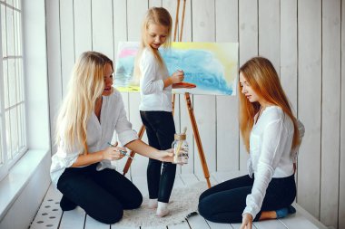 Güzel anne ve kızı çizim