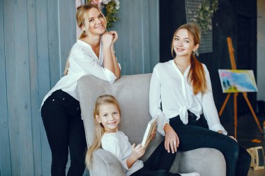 Güzel anne ve kızı çizim