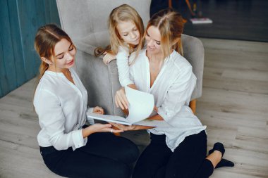 Anne kızı ile bir kitap okuma