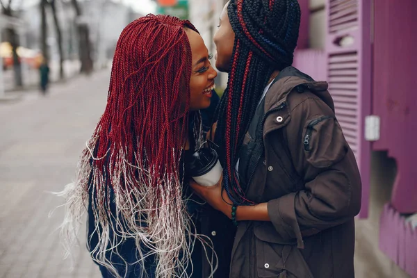 Şehirdeki siyah kızlar — Stok fotoğraf