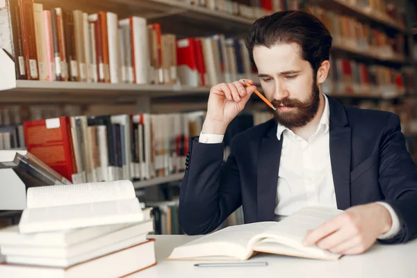 Belle étude de gars à la bibliothèque — Photo