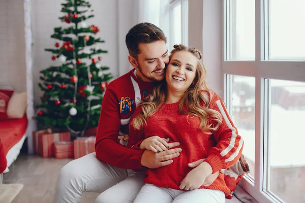 Família bonito sentado perto da árvore de Natal — Fotografia de Stock