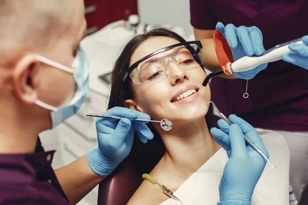 Bella ragazza in un dentista — Foto Stock