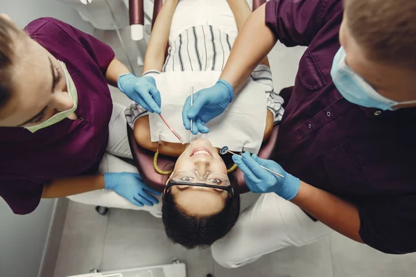 美丽的女孩在牙医 — 图库照片