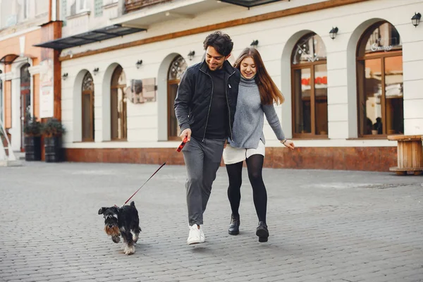 Güzel bir çift yaz şehrinde vakit geçirir. — Stok fotoğraf