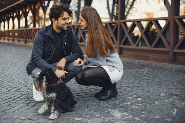 Bella coppia trascorrere del tempo in una città estiva — Foto Stock