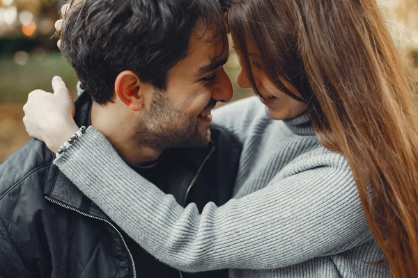 Hermosa pareja pasar tiempo en una ciudad de verano —  Fotos de Stock